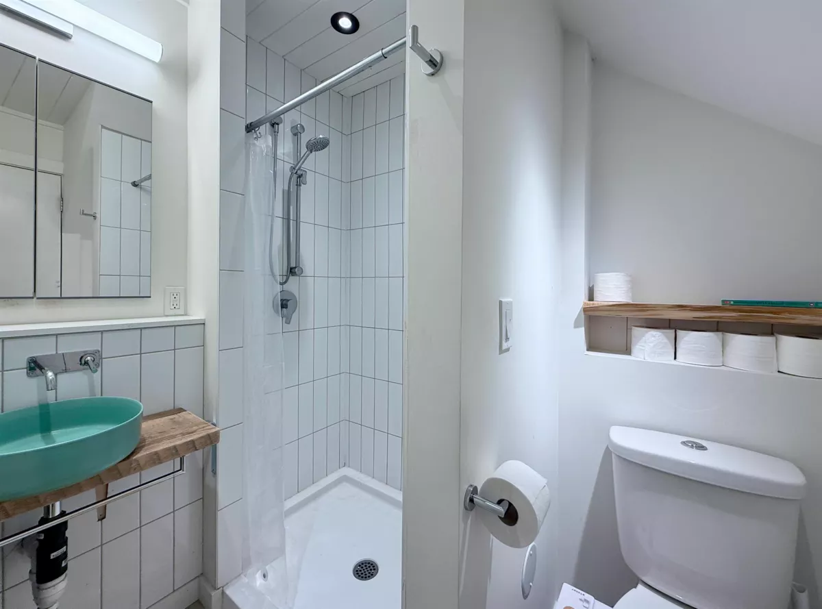 Primary Bathroom Photo of 962 Cemetery Road, Gibsons, BC