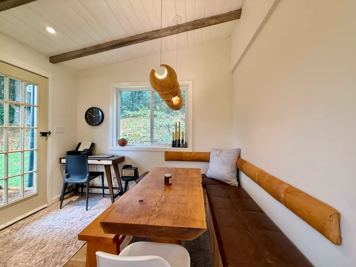 Primary Bedroom Photo of 962 Cemetery Road, Gibsons, BC