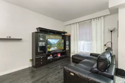 Kitchen Island Photo of 228 32095 Hillcrest Avenue, Abbotsford, BC
