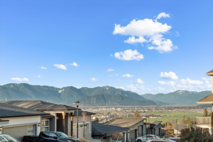 Front Yard Photo of 1601 5260 Goldspring Place, Chilliwack, BC