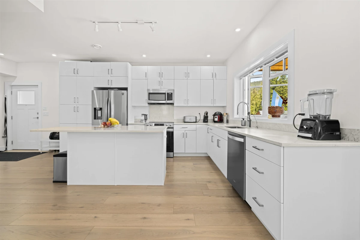 Kitchen Island Photo of 1096 Foxglove Lane, Bowen Island, BC