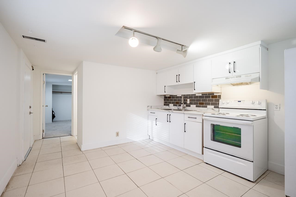 Hallway Photo of 13728 112 Avenue, Surrey, BC