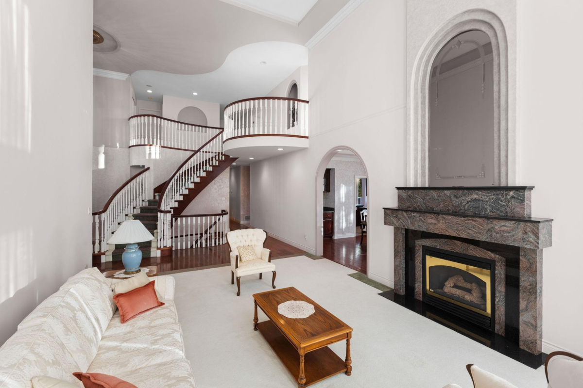 Dining Area Photo of 1501 Parkway Boulevard, Coquitlam, BC