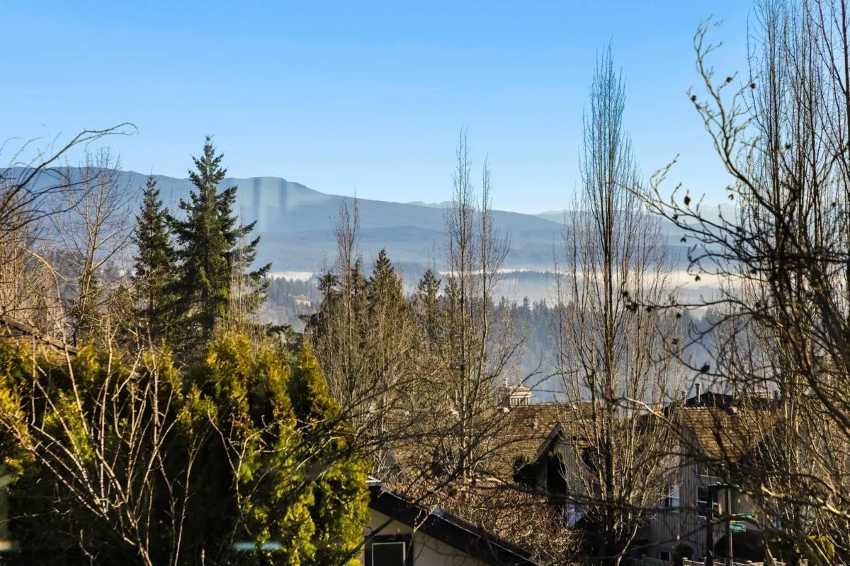 Entry Foyer Photo of 1501 Parkway Boulevard, Coquitlam, BC