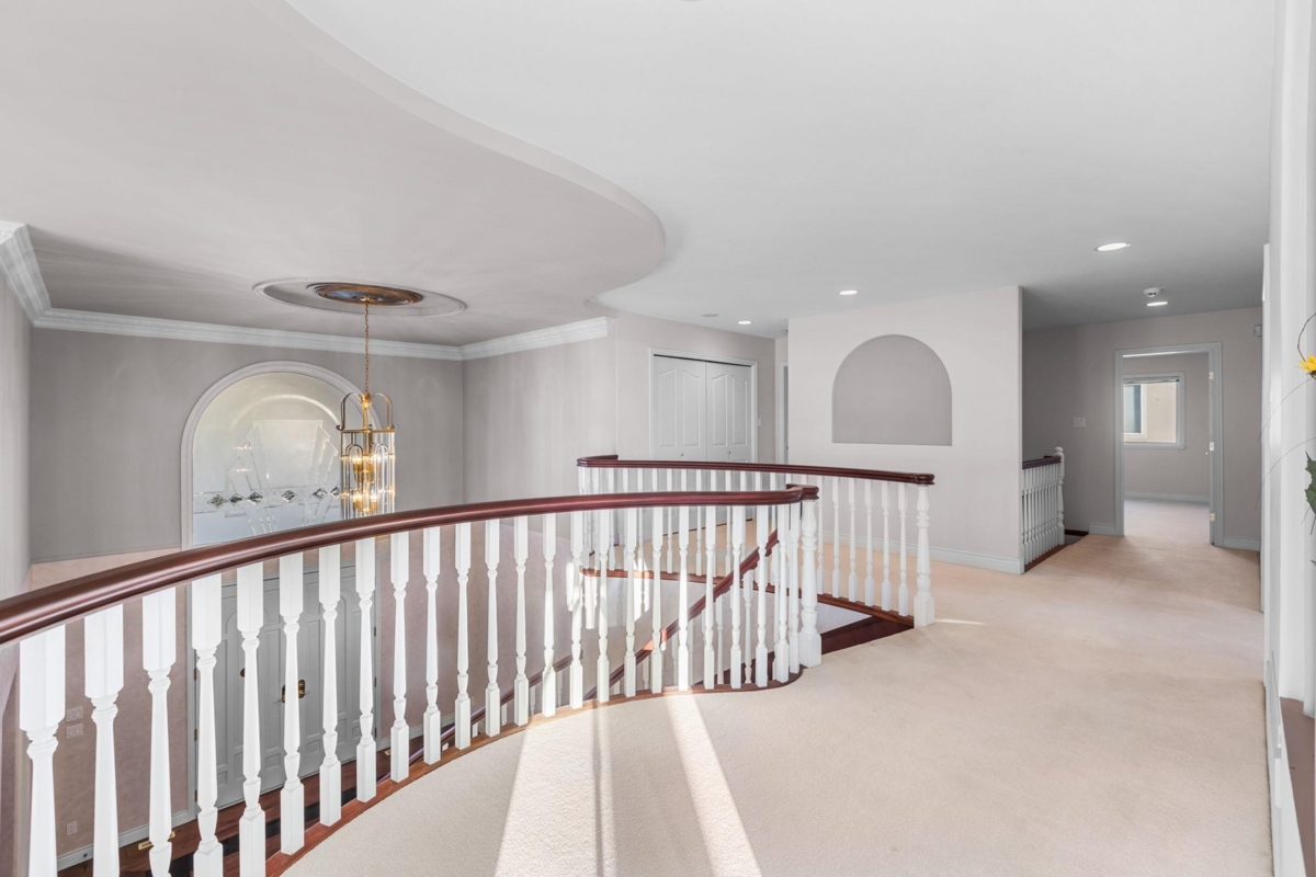 Guest Bathroom Photo of 1501 Parkway Boulevard, Coquitlam, BC