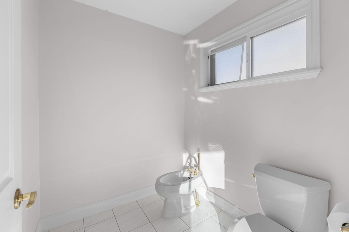 Hallway Photo of 1501 Parkway Boulevard, Coquitlam, BC