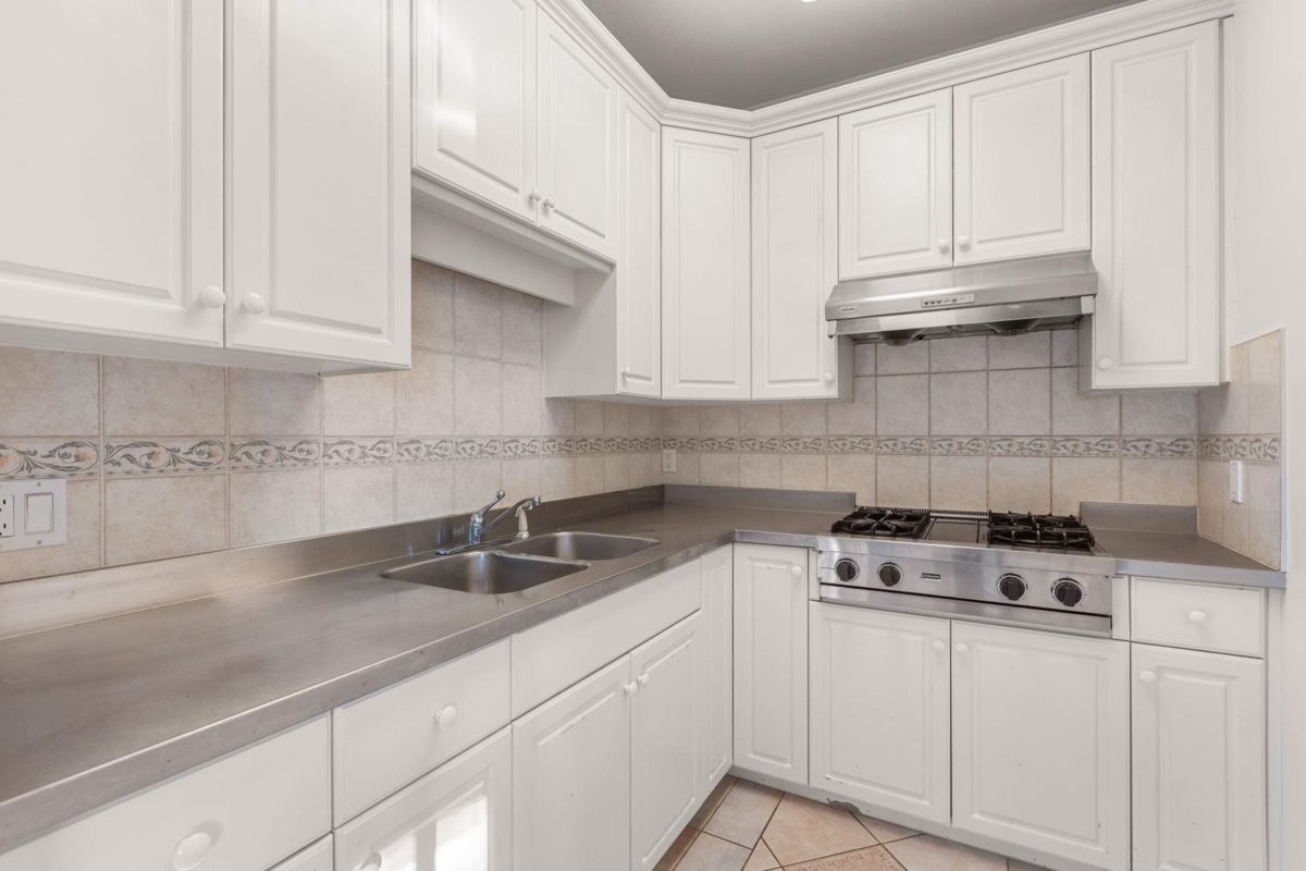 Walk-In Closet Photo of 1501 Parkway Boulevard, Coquitlam, BC