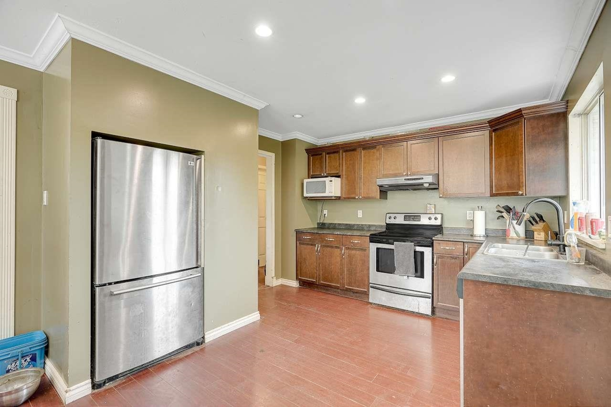 Kitchen Island Photo of 8699 Dewdney Trunk Road, Mission, BC