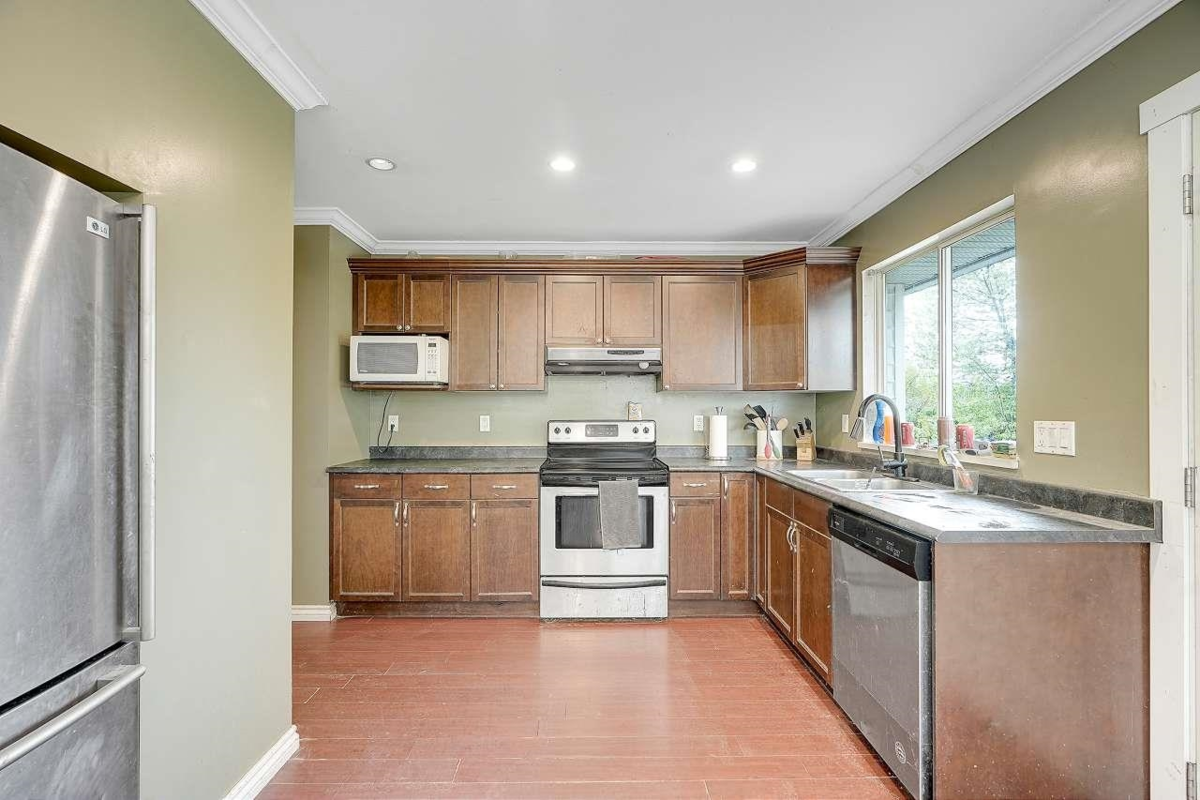 Kitchen Photo of 8699 Dewdney Trunk Road, Mission, BC