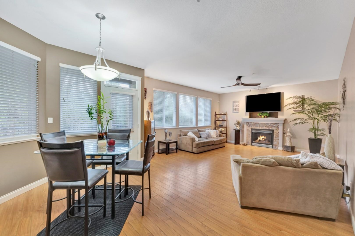 Kitchen Island Photo of 11378 240a Street, Maple Ridge, BC