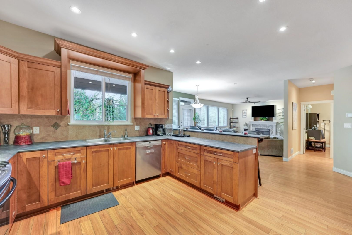 Kitchen Photo of 11378 240a Street, Maple Ridge, BC