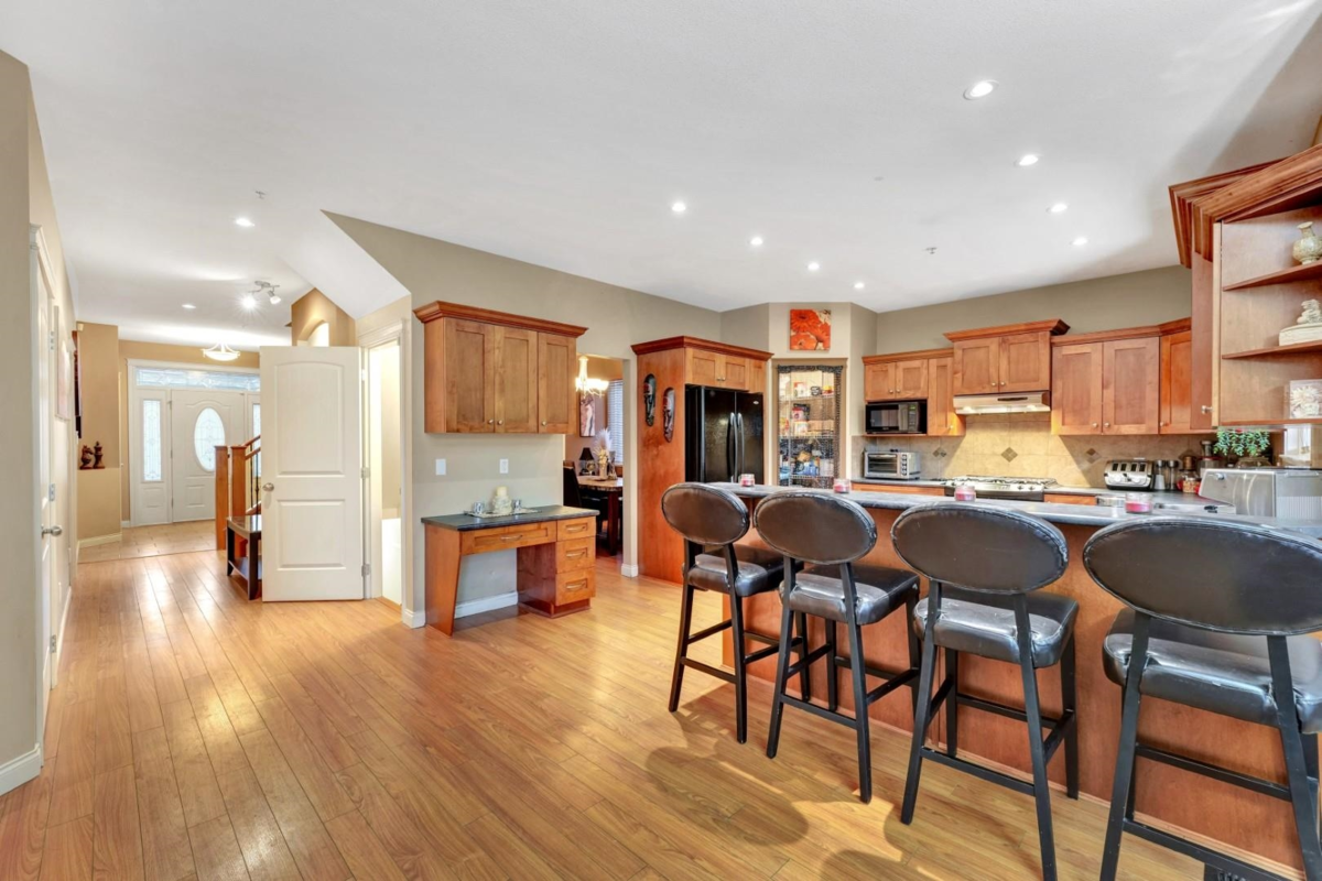 Walk-In Closet Photo of 11378 240a Street, Maple Ridge, BC