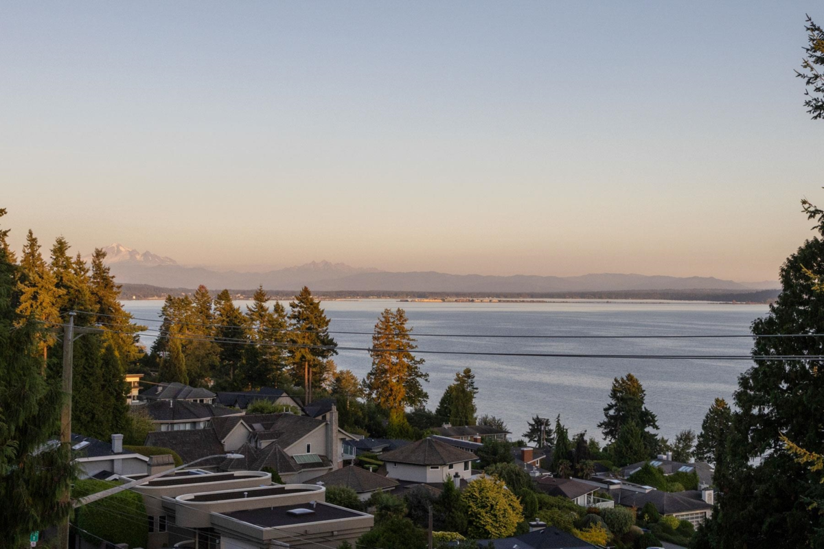 Entry Foyer Photo of 13169 Marine Drive, Surrey, BC