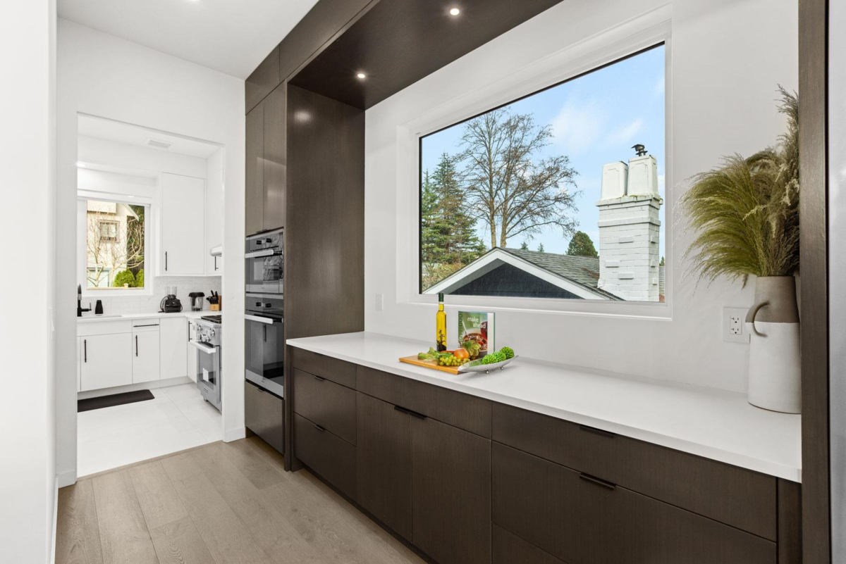 Primary Bathroom Photo of 13169 Marine Drive, Surrey, BC