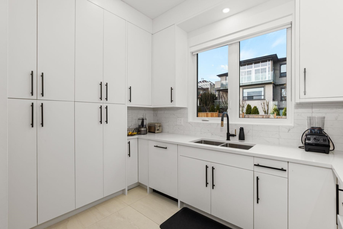 Walk-In Closet Photo of 13169 Marine Drive, Surrey, BC