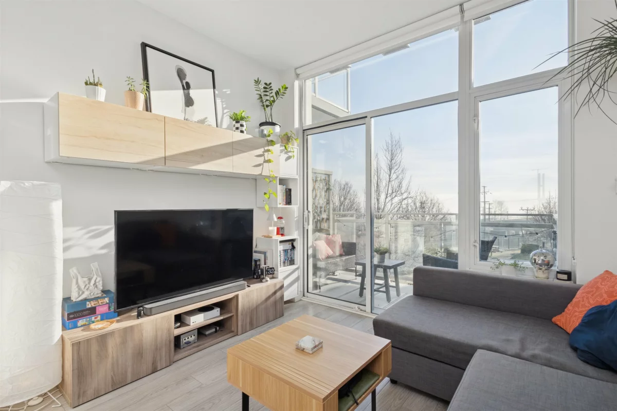 Kitchen Island Photo of 208 200 Nelson's Crescent, New Westminster, BC