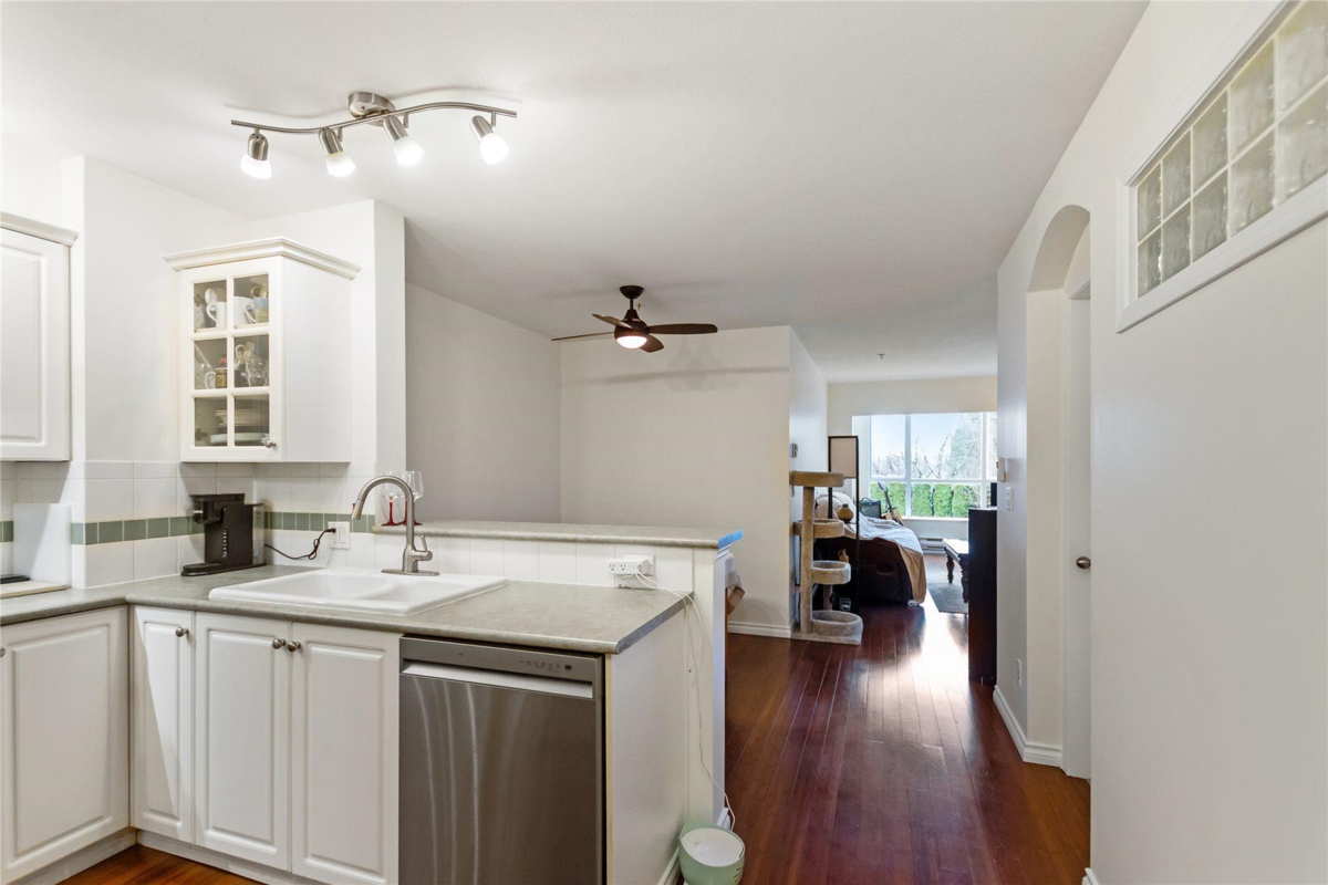Primary Bathroom Photo of 204 155 E 3rd Street, North Vancouver, BC