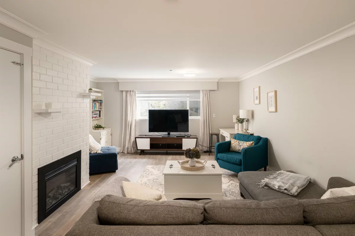 Entry Foyer Photo of 3642 Sykes Road, North Vancouver, BC