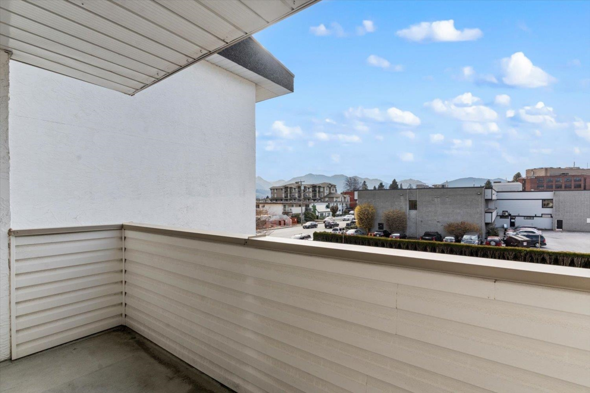 Entry Foyer Photo of 204 9175 Mary Street, Chilliwack, BC