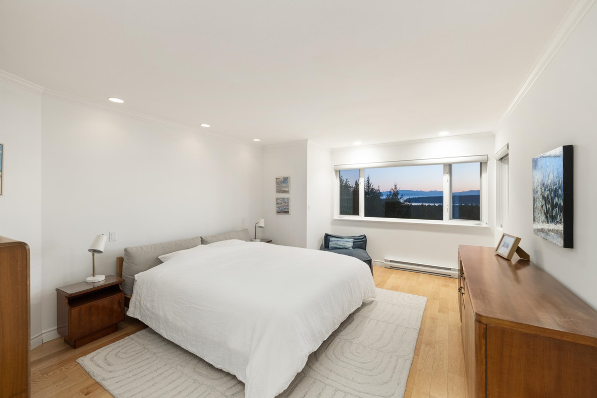 Entry Foyer Photo of 10339 Sunshine Coast Highway, Halfmoon Bay, BC