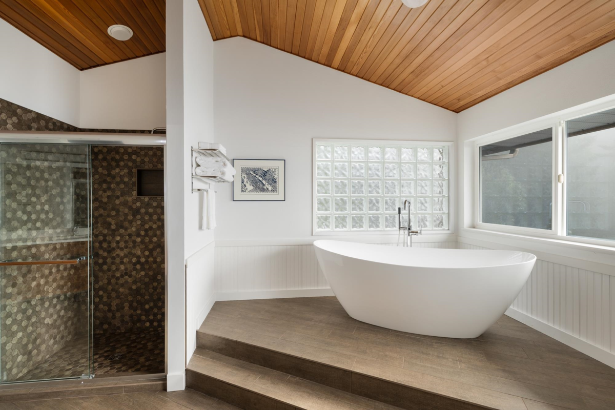 Hallway Photo of 10339 Sunshine Coast Highway, Halfmoon Bay, BC