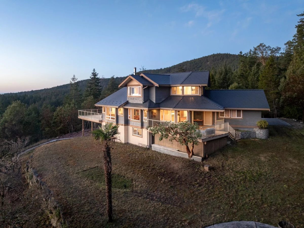 Living Room Photo of 10339 Sunshine Coast Highway, Halfmoon Bay, BC