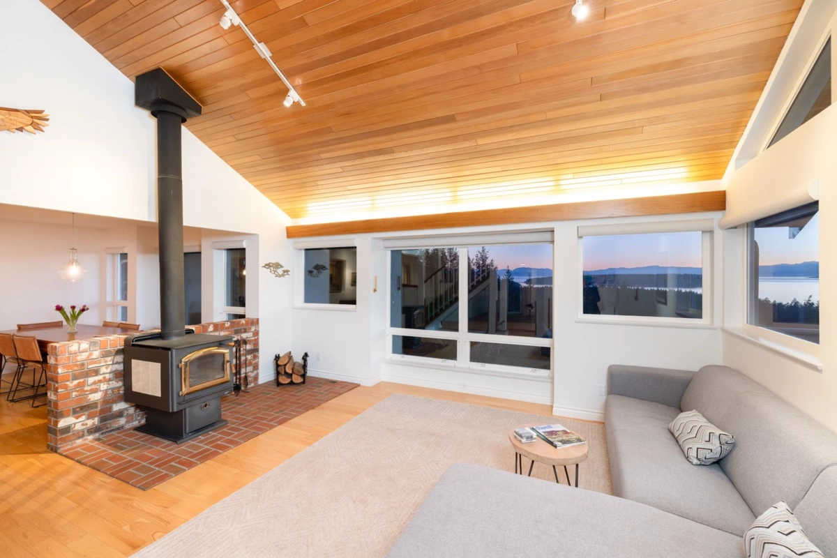 Primary Bathroom Photo of 10339 Sunshine Coast Highway, Halfmoon Bay, BC