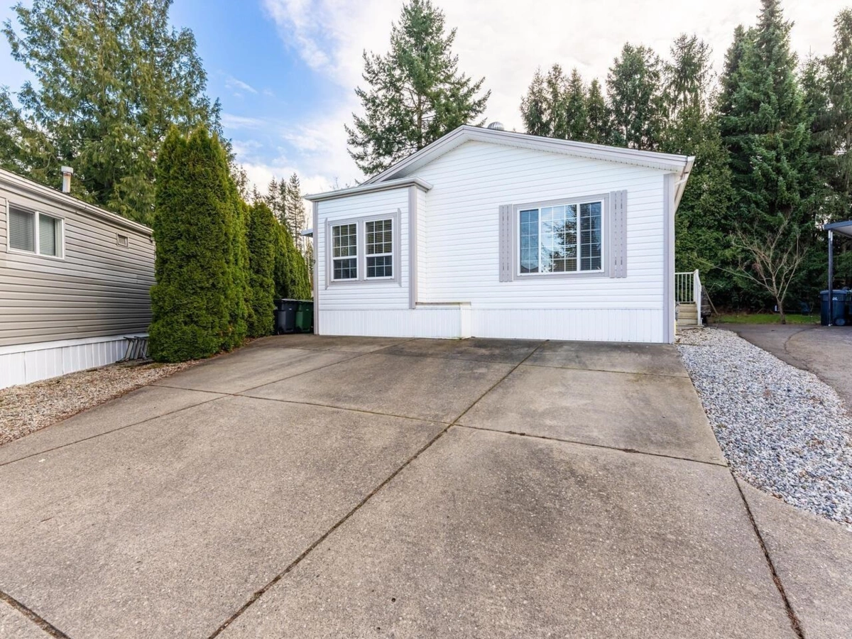 Family Room Photo of 9 1840 160 Street, Surrey, BC