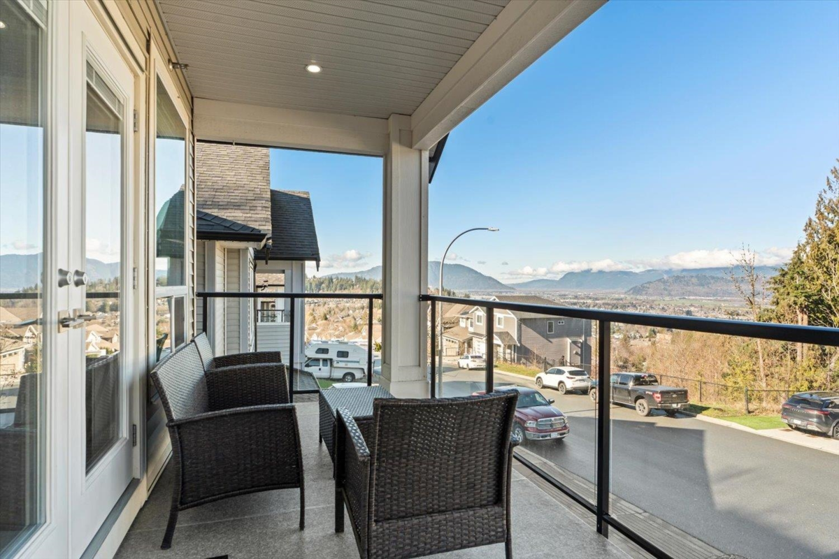 Entry Foyer Photo of 46930 Sylvan Drive, Chilliwack, BC