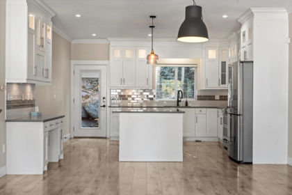 Kitchen Island Photo of 46930 Sylvan Drive, Chilliwack, BC