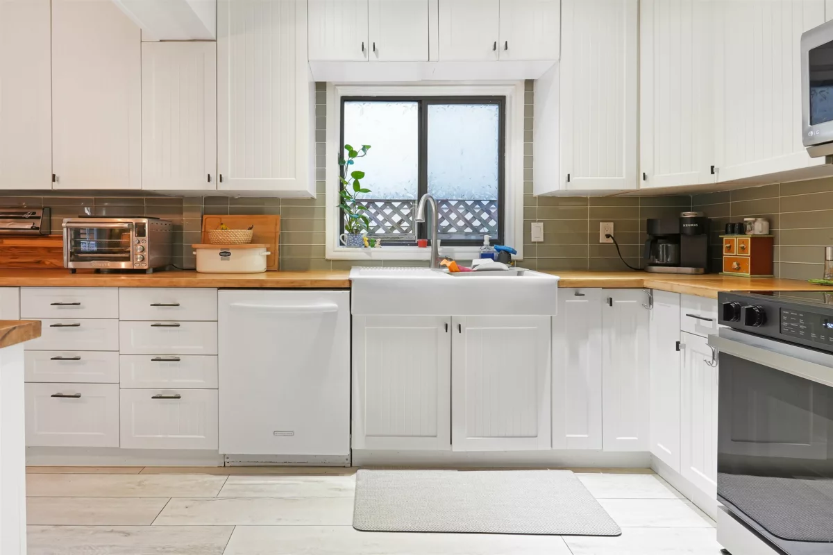 Kitchen Island Photo of 4990 Capilano Road, North Vancouver, BC