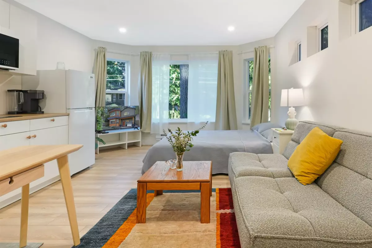 Walk-In Closet Photo of 4990 Capilano Road, North Vancouver, BC