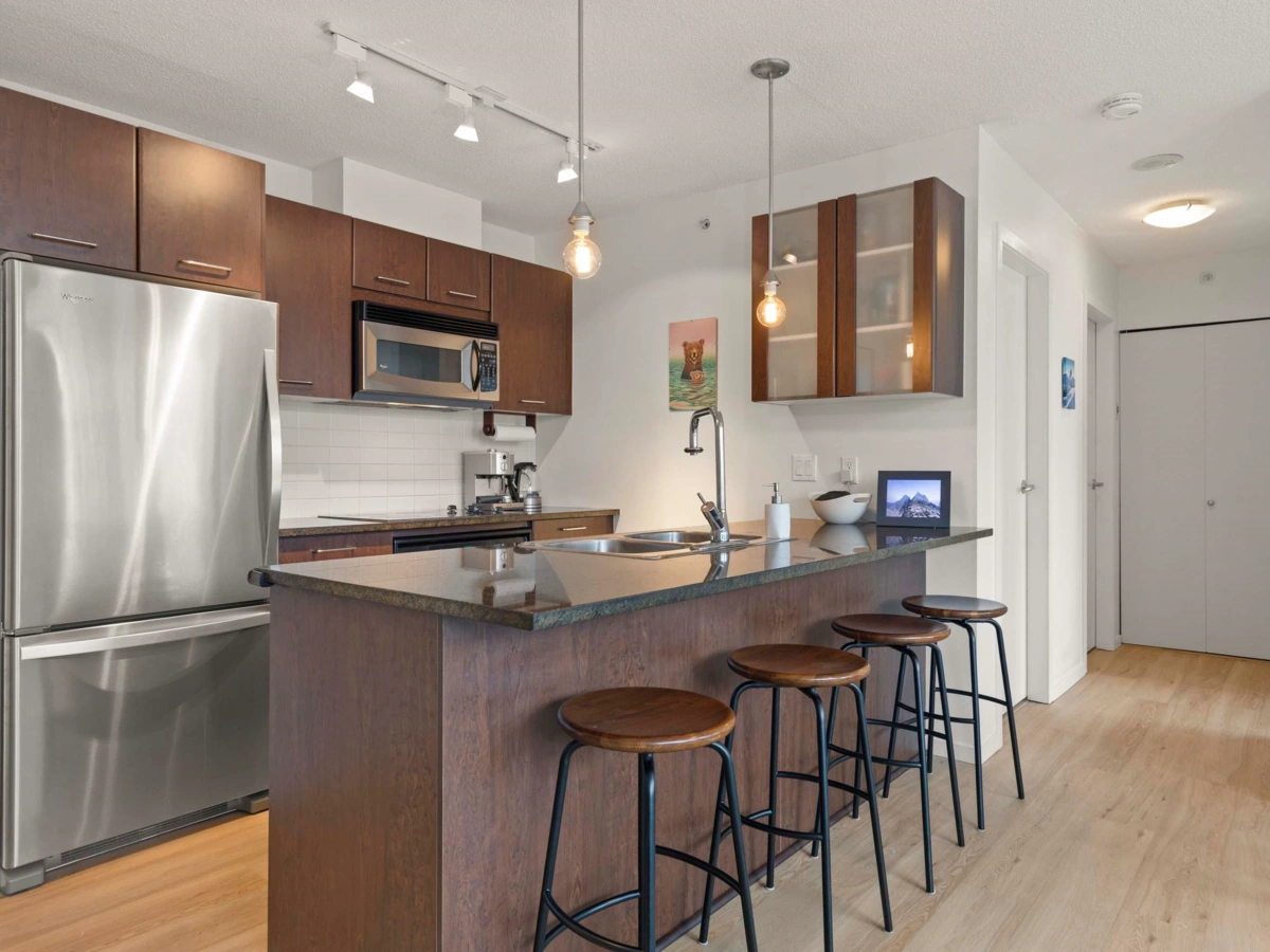 Walk-In Closet Photo of 1501 1199 Seymour Street, Vancouver, BC