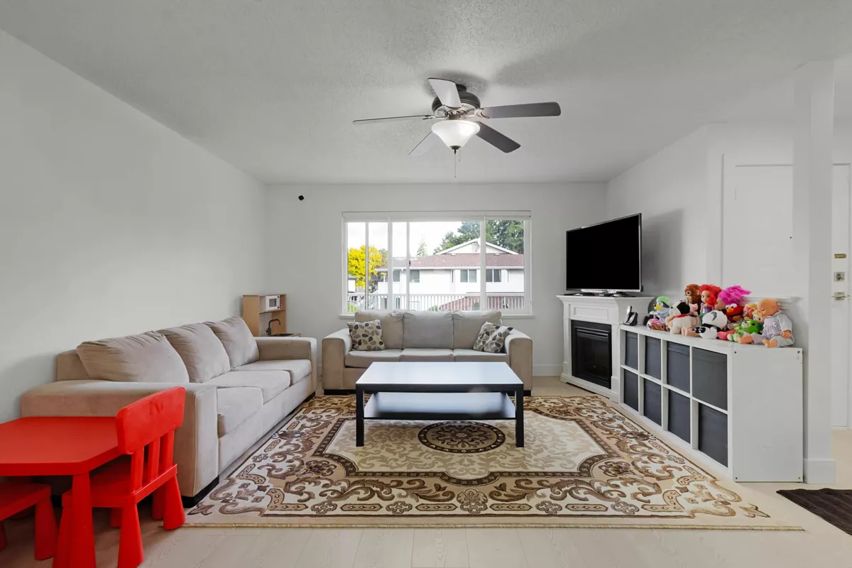 Kitchen Photo of 303 13955 72 Avenue, Surrey, BC