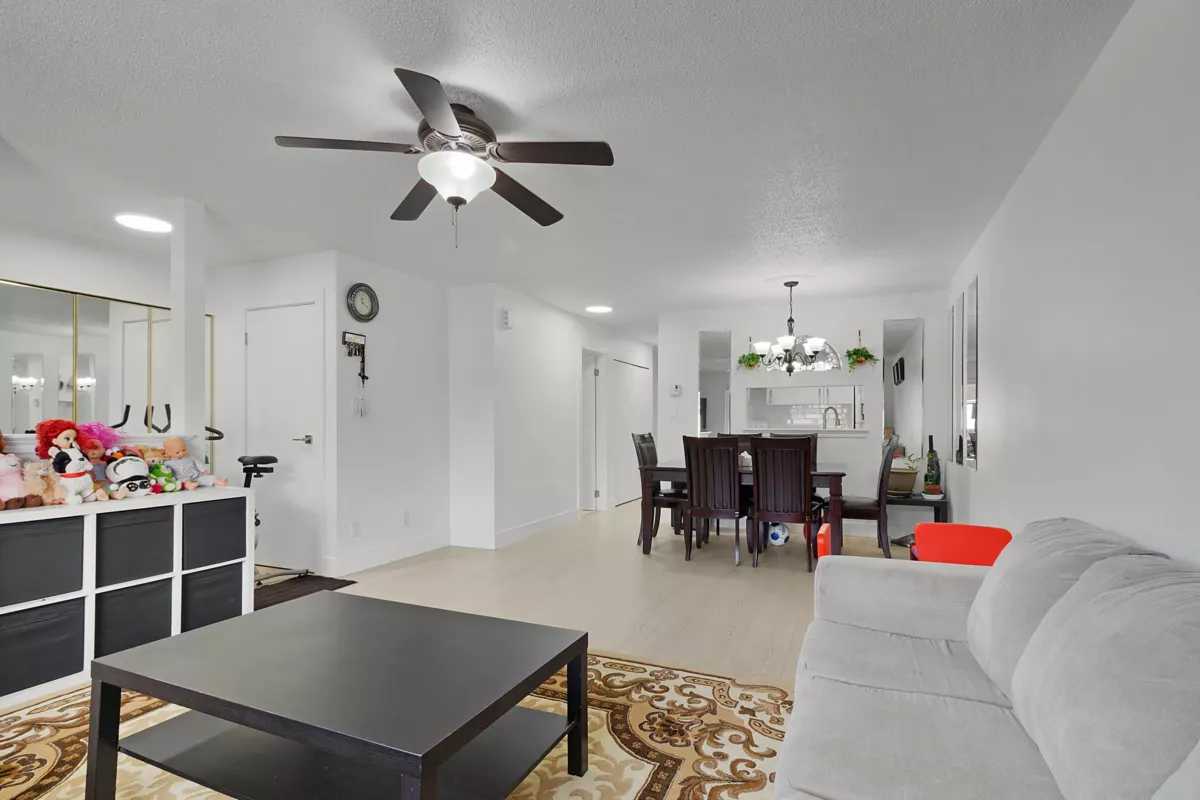 Primary Bathroom Photo of 303 13955 72 Avenue, Surrey, BC