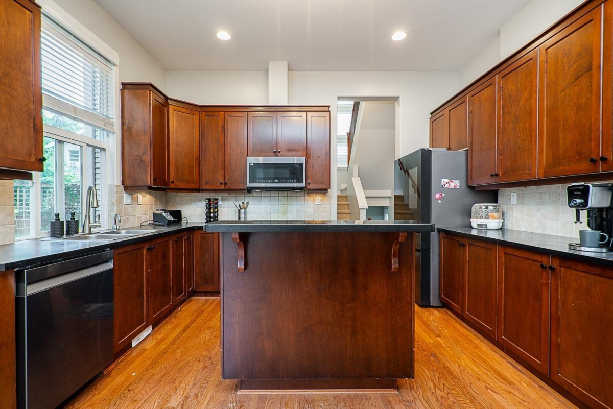 Kitchen Photo of 6075 165a Street, Surrey, BC