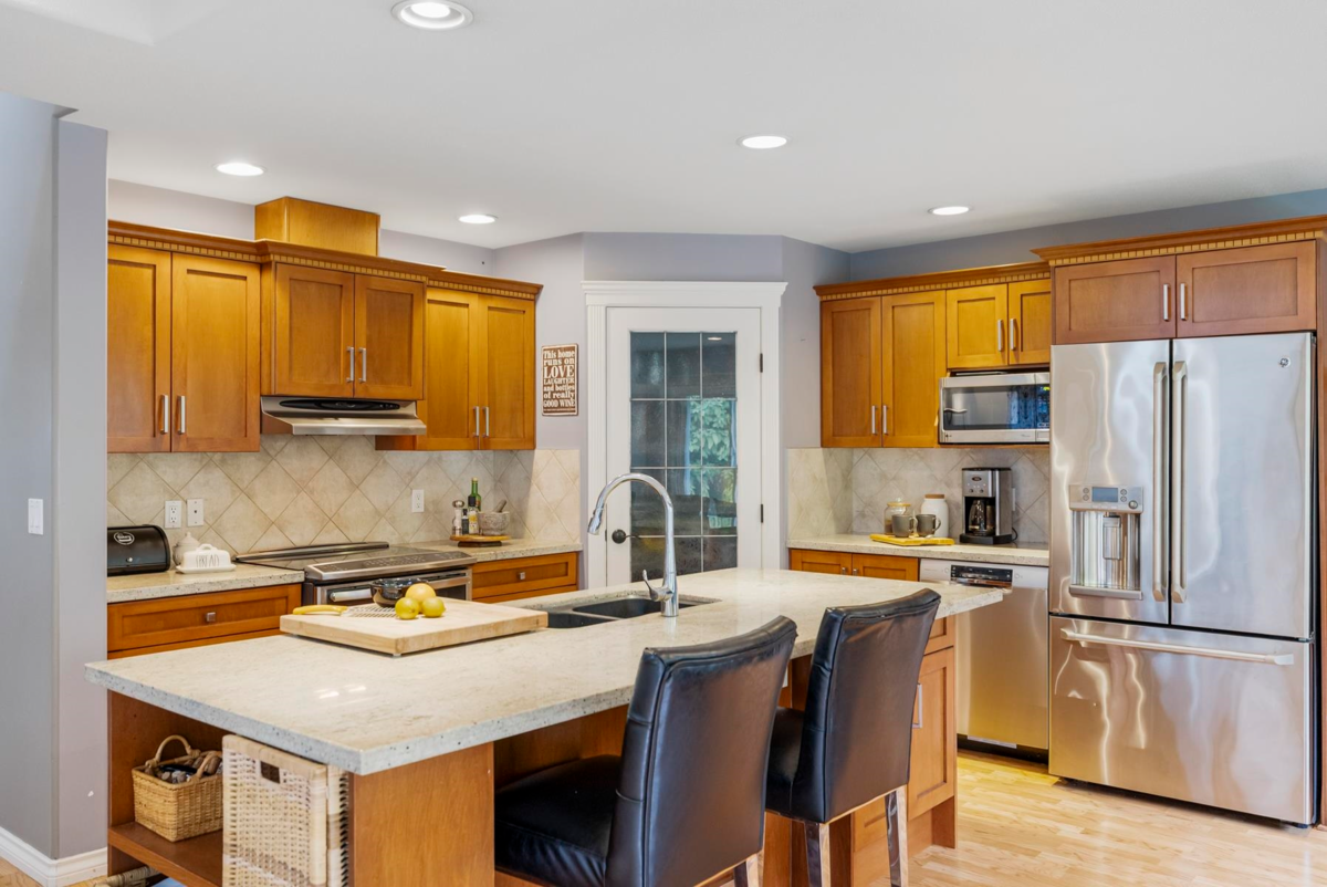 Kitchen Island Photo of 1167 Settlers Court, Port Coquitlam, BC