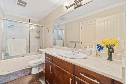 Entry Foyer Photo of 16308 91a Avenue, Surrey, BC