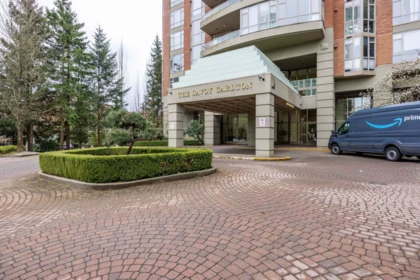901 6888 Station Hill Drive, Burnaby, BC, Burnaby — Apartment/Condo for sale