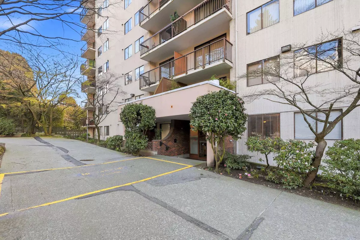 Living Room Photo of 405 320 Royal Avenue, New Westminster, BC