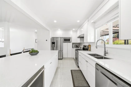 Kitchen Island Photo of 9720 Seagrave Road, Richmond, BC