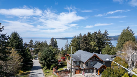 Kitchen Island Photo of 4759 Laurel Avenue, Sechelt, BC