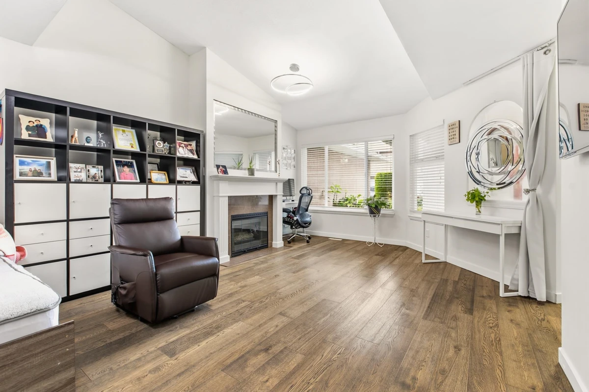 Dining Area Photo of 154 15501 89a Avenue, Surrey, BC