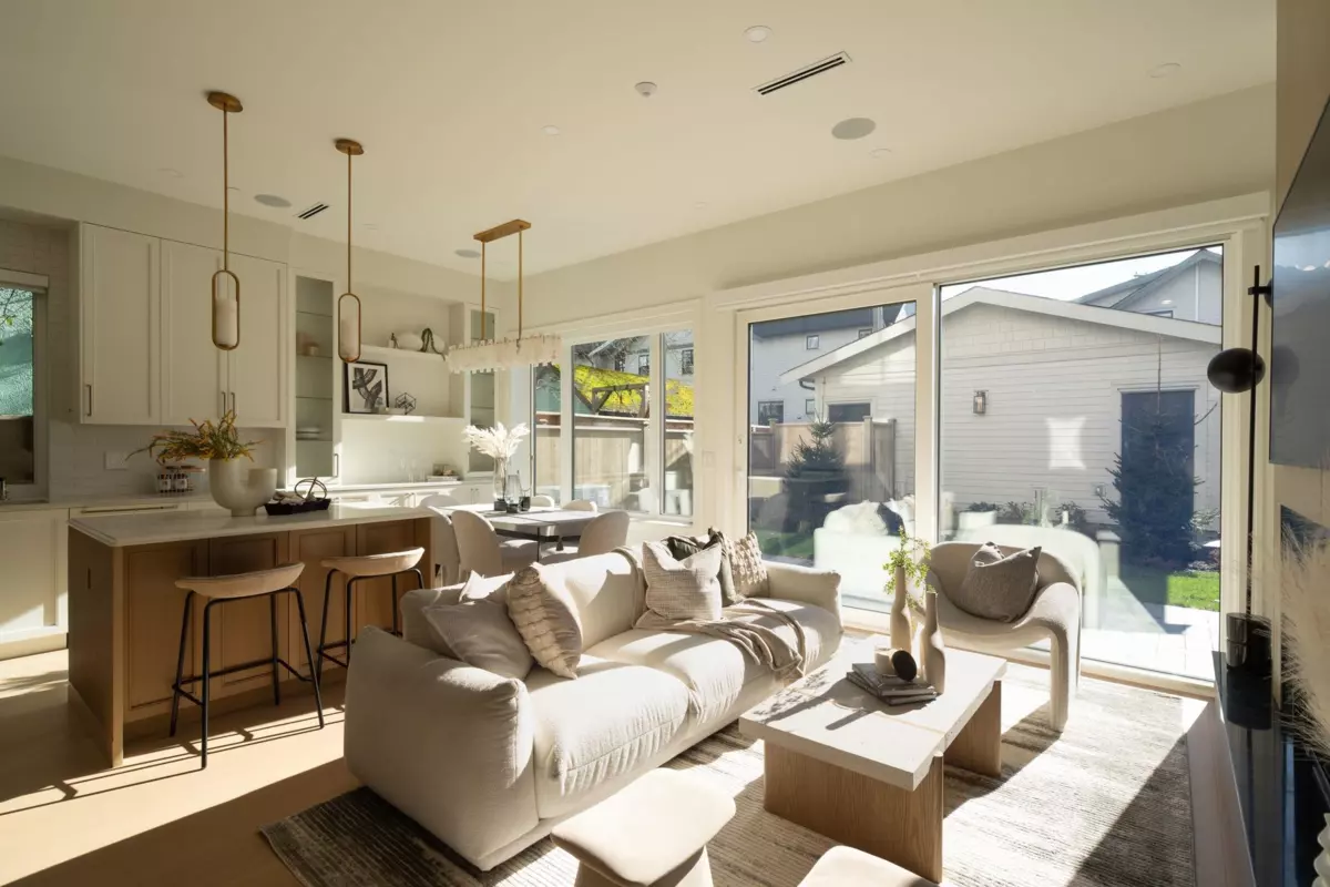 Living Room Photo of 2 864 E 16th Avenue, Vancouver, BC