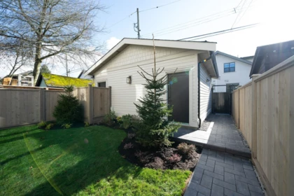 Backyard Photo of 2 864 E 16th Avenue, Vancouver, BC