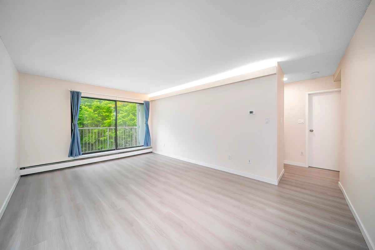 Dining Area Photo of 326 8500 Lansdowne Road, Richmond, BC