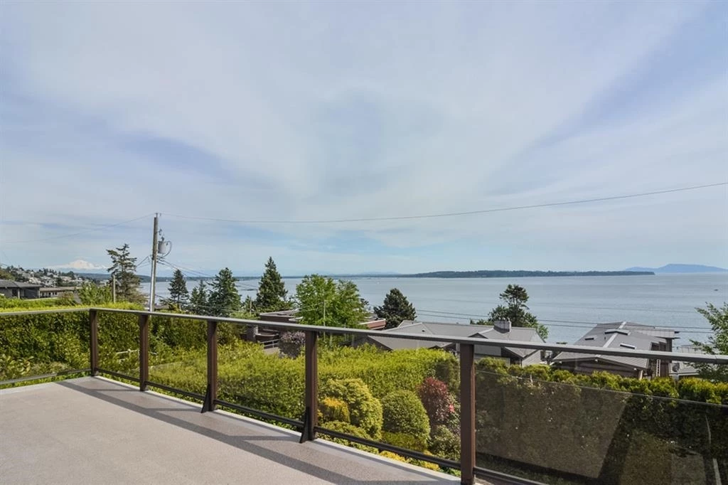 Living Room Photo of 14371 Sunset Drive, White Rock, BC