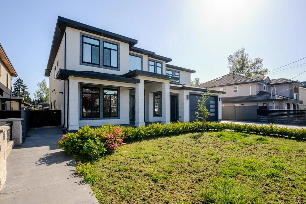 Living Room Photo of 12560 90 Avenue, Surrey, BC