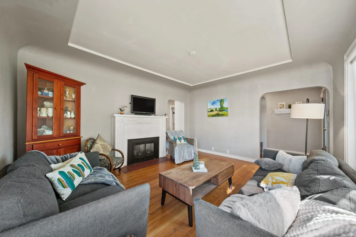 Living Room Photo of 306 Ninth Avenue, New Westminster, BC