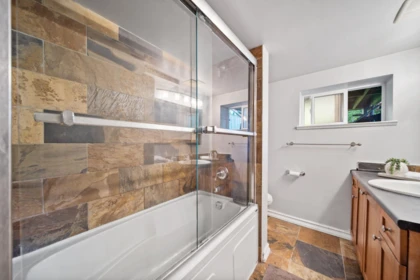 Hallway Photo of 306 Ninth Avenue, New Westminster, BC